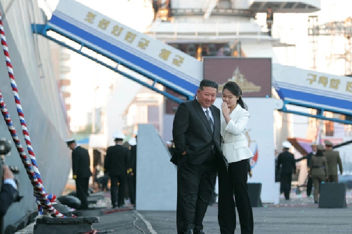Kim Ju-ae berada di samping ayahnya saat peluncuran kapal perusak di Nampo, April 2025. Foto: KCNA