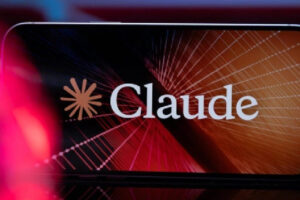 Logo Claude Anthropic pada smartphone. Foto: Cnet