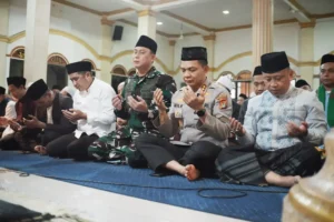 Wali Kota Depok, Supian Suri (kanan) bersama Wakil Wali Kota, Chandra Rahmansyah (empat dari kanan), Dandim 0508/Depok, Kolonel Inf. Triano Iqbal (tiga dari kanan)