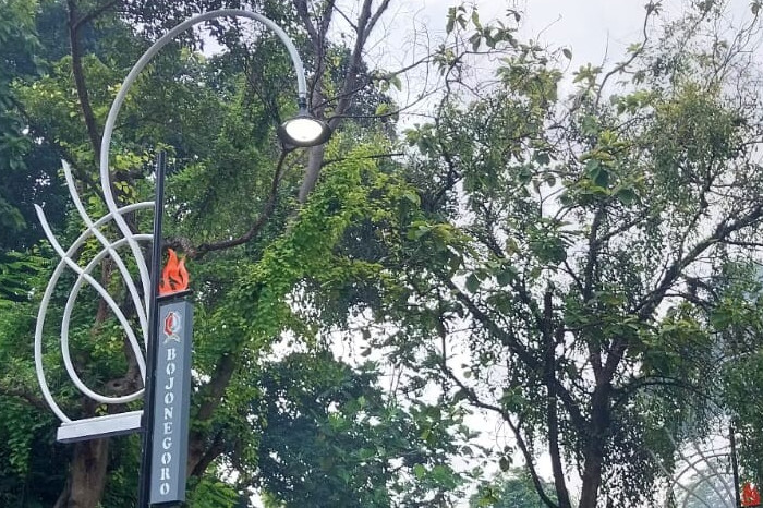PJU Ikonik Bojonegoro Berwajah Mliwis Putih Dipasang di Perbatasan