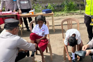 Polwan Lembata Mengajar di SDN Waijarang, Bawa Bantuan dan Edukasi