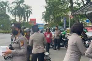 Ratusan Takjil Dibagikan Polwan Polda Kalbar di Alun-Alun Kapuas Pontianak
