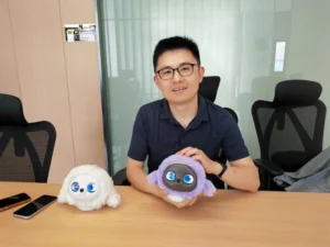Ropet AI hewan peliharaan berada di tangan salah satu pendiri Zhou Yushu dari Cute World Technologies. Foto: Xinhua