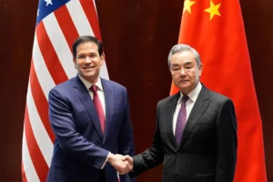Menteri Luar Negeri AS Marco Rubio berjabat tangan dengan Menteri Luar Negeri China Wang Yi di Munich, Jerman, pada 13 Februari selama pertemuan di sela-sela Konferensi Keamanan Munich. Foto oleh Reuters.