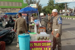 Satpol PP WH Aceh Besar Tertibkan Pedagang Takjil Lambaro