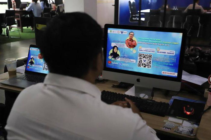 Seorang pegawai Diskominfo Kota Tangerang mengikuti Sosialisasi Penerapan Document Management System (DMS) melalui zoom, di Gedung Pusat Pemerintahan Kota Tangerang, Sukaasih, Kota Tangerang, Provinsi Banten (Rabu, 11/2/26) (Sumber : Diskominfo Kota Tangerang) (NOVAN NANDA AJITA)