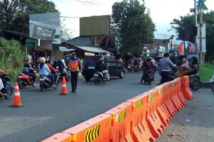 Petugas Dishub Aceh Besar memperketat pengamanan dan pengaturan arus lalu lintas di kawasan jalan putar arah depan Kantor KONI Aceh Besar, Lambaro, Kecamatan Ingin Jaya, Aceh Besar, Sabtu (21/2/2026) sore. FOTO/ MC ACEH BESAR