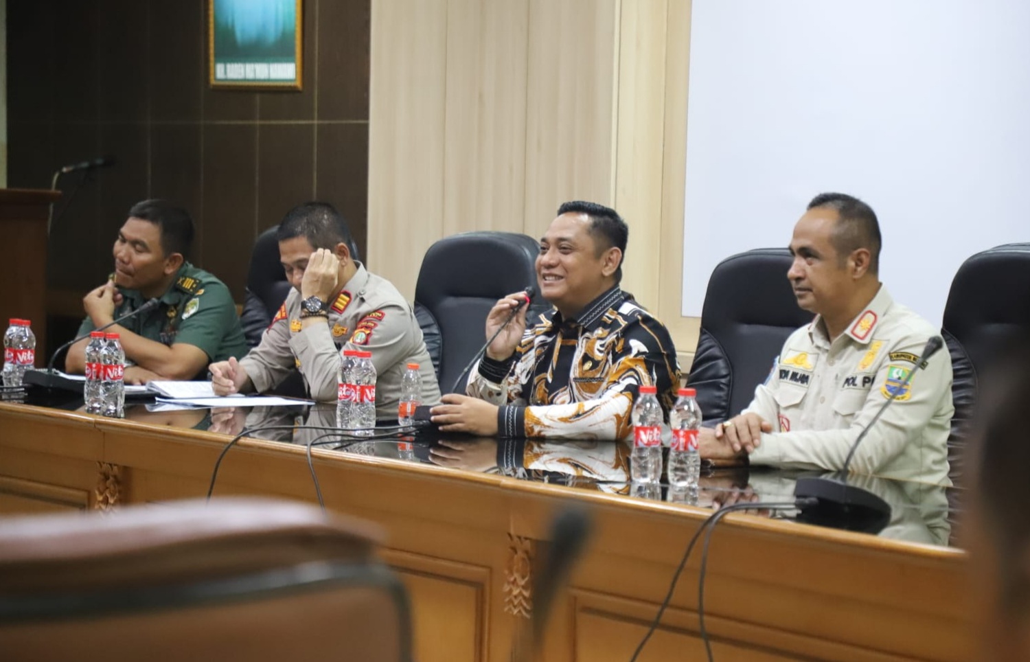 Rapat pembahasan relokasi PKL Kawasan Jalan Re Martadinata Cikarang di Aula K.H Ma'mun Nawawi, Komplek Pemkab Bekasi, Cikarang Pusat. Kamis (12/2/2026). FOTO : DANI IBRAHIM