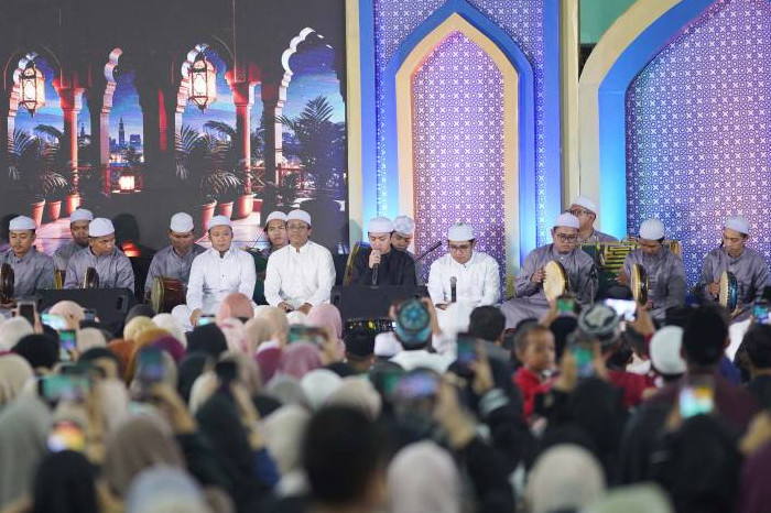 Penampilan shalawat Guz Azmi bersama tim hadroh pada acara Cahaya Hati yang di gelar INews di Masjid Raya Al-A'zhom, Minggu (15/2/2026). (Sumber : Prokopim Kota Tangerang)