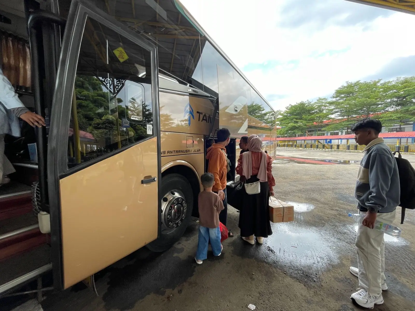 Terminal Jatijajar Catat Puncak Mudik, Sehari Tembus Lebih 1.600 Penumpang