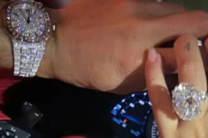Georgina memamerkan mobilnya, jam tangan dan cincin. Foto: Instagram