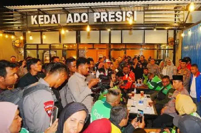 Kapolri Sambangi Kedai ADO Presisi Palembang, Dengar Keluhan Ojol Malam