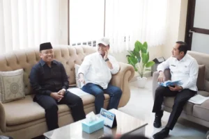 Wali Kota Depok Supian Suri (kiri) bersama Sekda Provinsi Jawa Barat Herman Suryatman (tengah) dan Wakil Wali Kota Depok Chandra Rahmansyah
