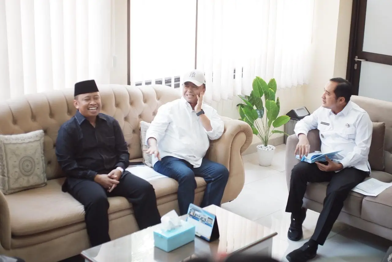 Wali Kota Depok Supian Suri (kiri) bersama Sekda Provinsi Jawa Barat Herman Suryatman (tengah) dan Wakil Wali Kota Depok Chandra Rahmansyah