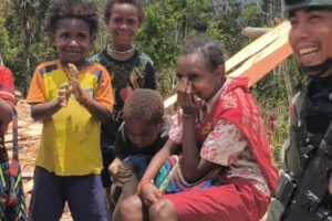 Personel Damai Cartenz Bangun Keakraban dengan Anak-Anak di Sugapa
