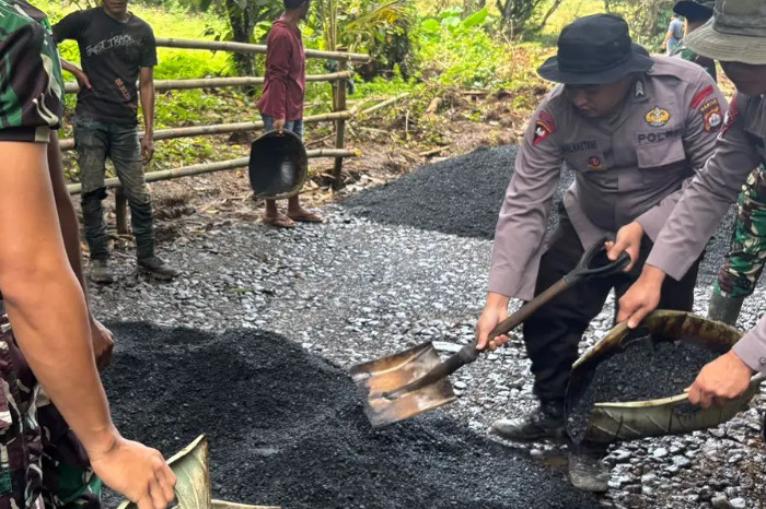TMMD di Serang, Brimob-TNI dan Warga Gotong Royong Buka Jalan