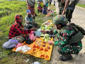 Satgas Yonif 711/Raksatama Beli Hasil Kebun Warga untuk Dukung Aradide