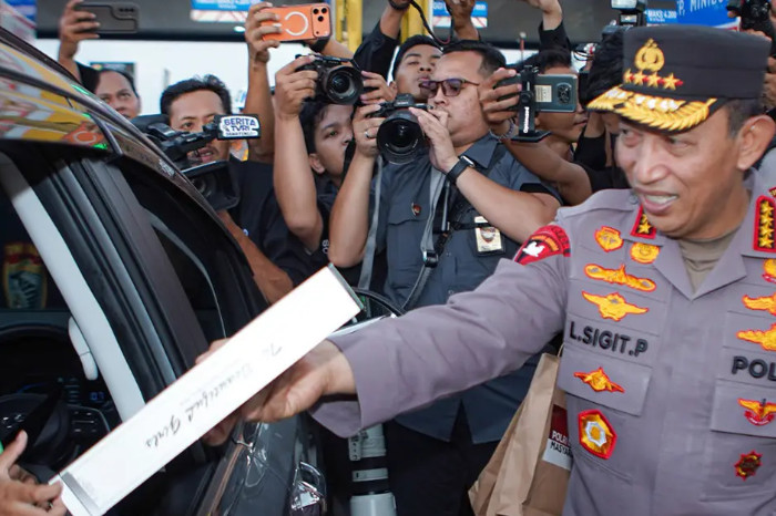 Kapolri Tinjau Arus Mudik di GT Kalikangkung dan Sapa Pemudik
