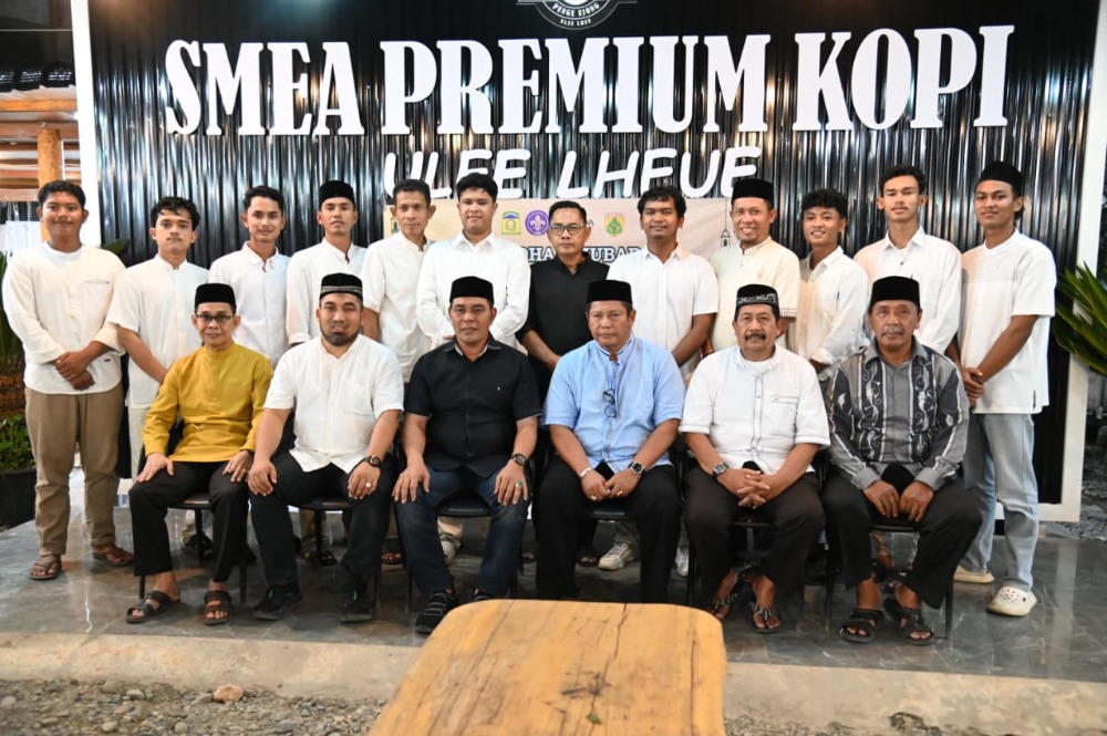 Bupati Aceh Besar, H Muharram Idris foto bersama seusai buka puasa, di SMEA Premium Kopi Ulee Lheue, Banda Aceh